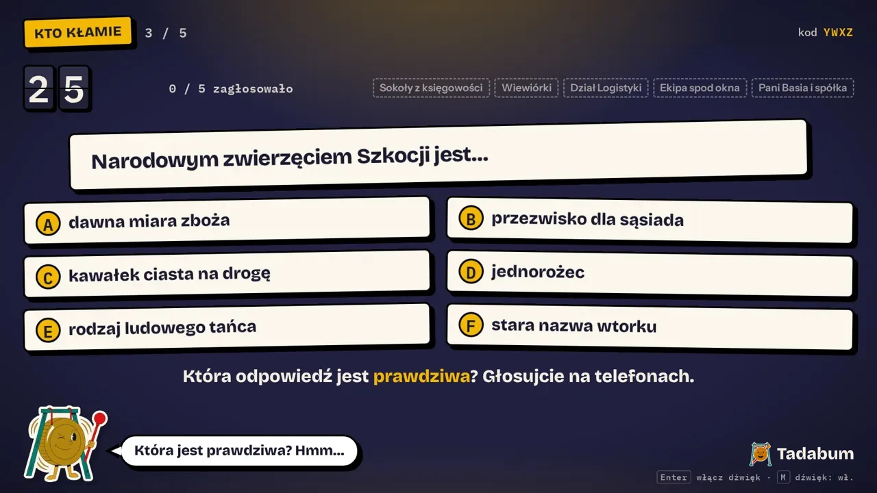 Prawdziwy ekran gry: runda Kto kłamie, pytanie Narodowym zwierzęciem Szkocji jest…, pięć odpowiedzi wymyślonych przez drużyny i jedna prawdziwa, licznik 25 sekund. Adres serwera testowego zamazany.